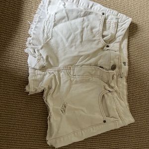 𝘵𝘪𝘭𝘭𝘺𝘴 𝘸𝘩𝘪𝘵𝘦 𝘫𝘦𝘢𝘯 𝘴𝘩𝘰𝘳𝘵𝘴